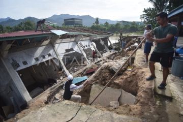 Bangunan Taman Pendidikan Al-Quran ambruk ke sungai Batang Anai