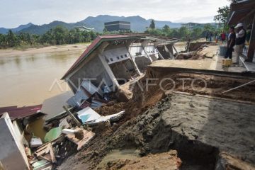Bangunan Taman Pendidikan Al-Quran ambruk ke sungai Batang Anai