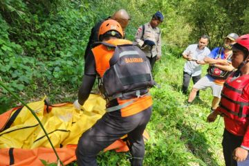 Tim SAR temukan jasad seorang wanita yang hanyut di Sungai Cimanuk Garut
