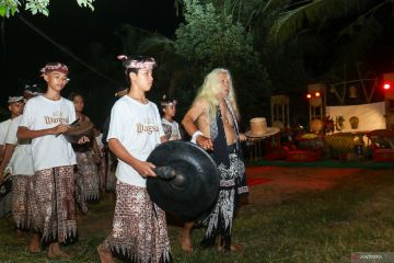 Pertunjukan seni menyambut bulan purnama