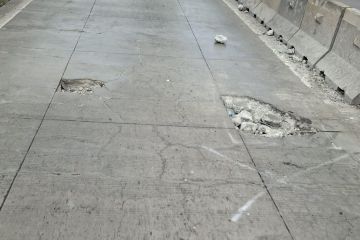 Sejumlah mobil pecah ban diduga akibat jalan berlubang di FO Pesing