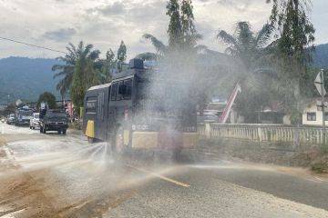 Polres Aceh Selatan gunakan mobil penyemprot air bersihkan debu banjir