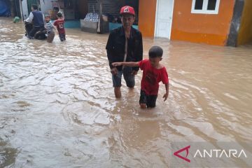 Hujan deras, puluhan rumah-kantor desa di Baros Serang terendam banjir