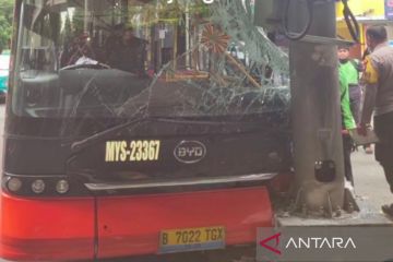 Transjakarta tabrak tiang di Pasar Minggu, satu penumpang terluka