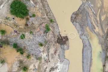 Percepatan normalisasi sungai pascabencana di Padang
