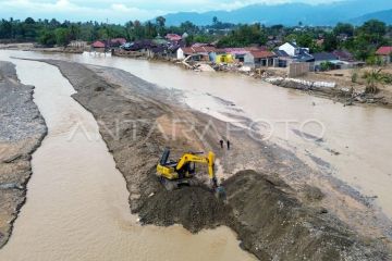 Percepatan normalisasi sungai pascabencana di Padang