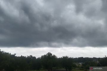 Indonesia dikepung hujan yang dapat disertai petir pada Senin, termasuk Bandung