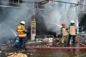 Disdamkar Garut terjunkan lima mobil atasi kebakaran toko oleh-oleh