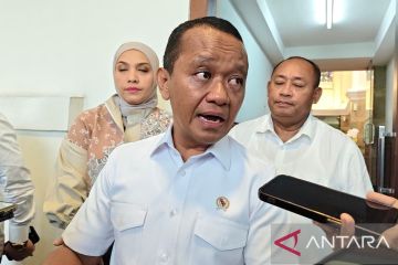 Menteri Bahlil buka peluang stop impor bensin pada 2027