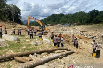 Brimob Jambi bangun jembatan darurat di Agam Sumatera Barat