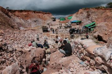 Kilau emas di ujung hukum