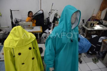Produksi jas hujan meningkat di Bogor