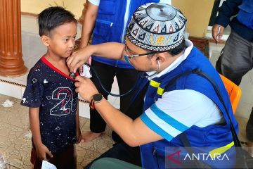 Tangan-tangan menyembuhkan, saat banjir di Aceh Tamiang