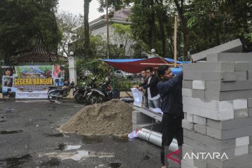 Aksi menuntut pembangunan hunian tetap di Lebak