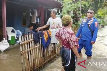 Polres Karawang bantu penanganan bencana banjir akibat tanggul sungai jebol