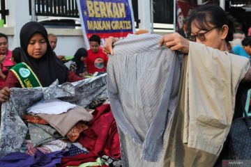 Sedekah baju bekas layak pakai di Surabaya