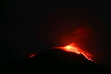 Gunung Ile Lewotolok erupsi kembali