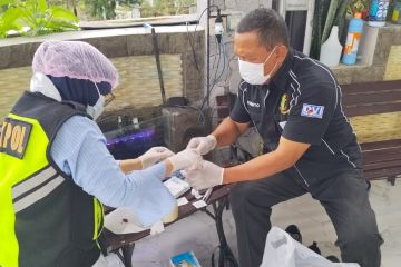 Tim DVI Polda Jabar mengambil sampel DNA keluarga korban pesawat ATR 42-500