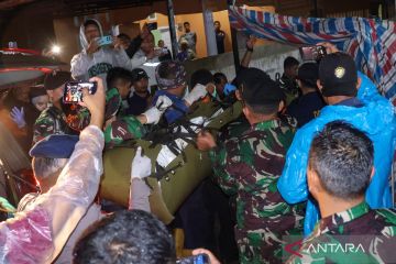 Polisi kumpulkan data untuk identifikasi korban kecelakaan pesawat ATR