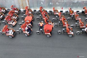 Penyerahan becak listrik bantuan Presiden di Sidoarjo