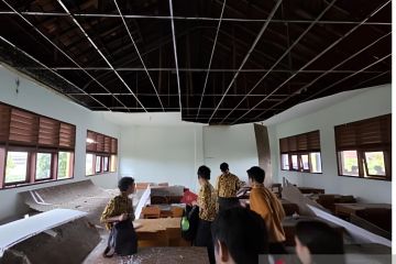 Korban tertimpa plafon sekolah di Tangerang jadi 12 orang