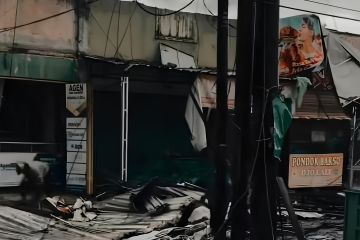 Belasan atap ruko di Tangerang rusak tertiup angin kencang
