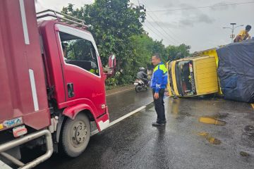 Truk terbalik di Jalur Pantura Karawang akibat jalan berlubang, tak ada korban jiwa