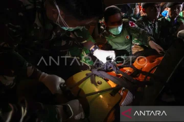 Operasi SAR, lima korban dievakuasi satu dibawa ke Makassar