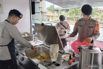 Polisi mendirikan dapur lapangan untuk warga korban banjir di Cikarang