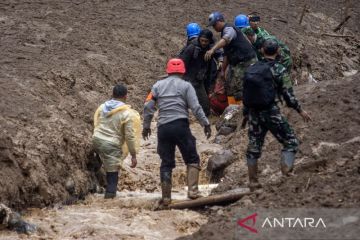 Evakuasi korban bencana tanah longsor di Cisarua