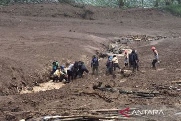Banjir-longsor terjang Bandung Barat, tujuh meninggal & ratusan hilang