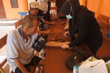 Pemeriksaan kesehatan bagi warga terdampak banjir