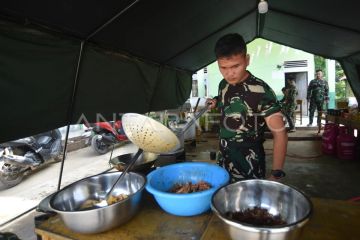 Penyediaan makanan untuk penyintas bencana di Palembayan