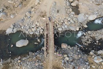 Jembatan darurat bantuan Polri di Palembayan