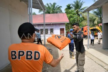 Distribusi bantuan perlengkapan huntara di Palembayan