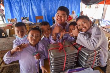 Distribusi MBG di bawah tenda darurat