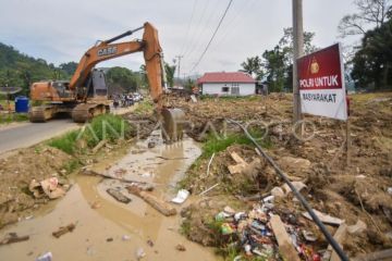 Pembersihan irigasi pascabencana di Agam