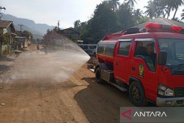 TNI AD pakai mobil damkar untuk bersihkan jalan dan sekolah di Sumut
