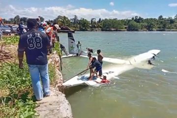 13 penumpang Smart Air selamat usai mendarat darurat di Pantai Nabire