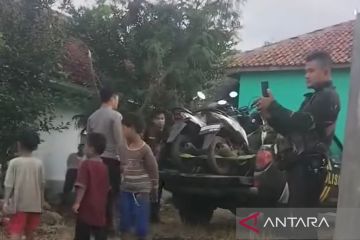 Polisi mengamankan ayam dan sepeda motor di lokasi judi Bojongpicung