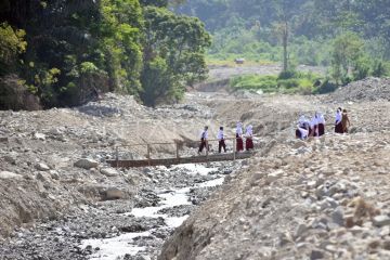 Jembatan darurat di Tanjung Raya Agam