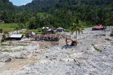 Pengerukan lumpur di Tanjung Raya Agam