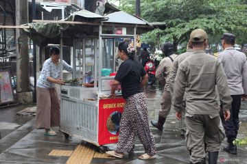 Upaya mengembalikan fungsi trotoar di Surabaya