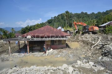 Pengerukan lumpur di Tanjung Raya Agam