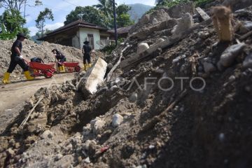 Polisi dan mahasiswa bersihkan rumah terdampak bencana di Agam
