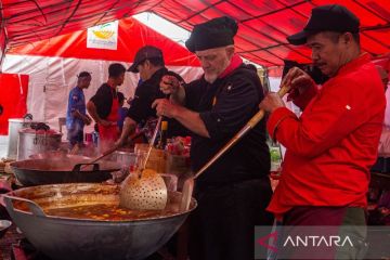 Dapur umum Kemensos untuk bencana longsor Cisarua