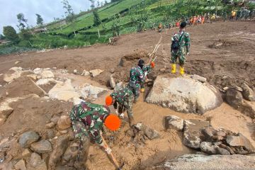 Personel Korpasgat dikerahkan bantu mengevakuasi korban longsor di Cisarua