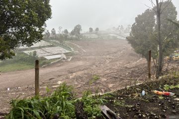 Tim SAR hentikan sementara pencarian korban longsor Cisarua, ini alasannya