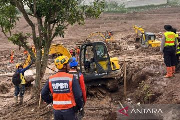 Tim SAR menambah alat berat mempercepat pencarian 32 korban longsor Cisarua