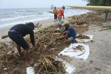 Pantai Pasir Putih Situbondo dipenuhi sampah